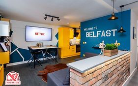 Funky City Apartment - Secure Parking - Wifi - Sleeps 6 - No Parties